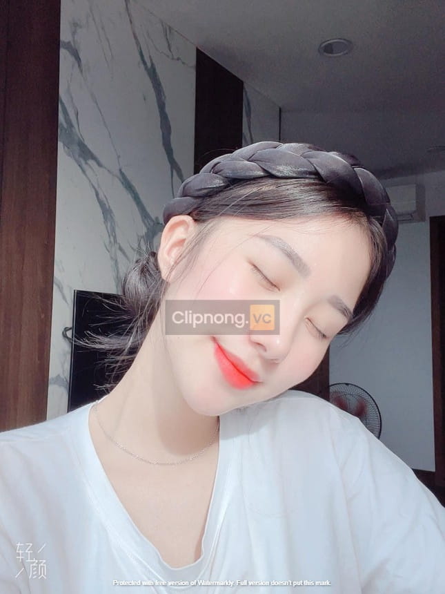 Clip Tiểu Hí 4 phút ngáo đá và phốt giật chồng làm gái tay vịn 19 tieu hy lo clip nong nhay lo cuong 1