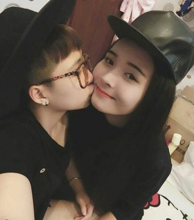 18+ Clip Hứa Vy thời còn chưa les - Bóp vú phê pha đờ người 12 Hua Vy lo clip nong 1