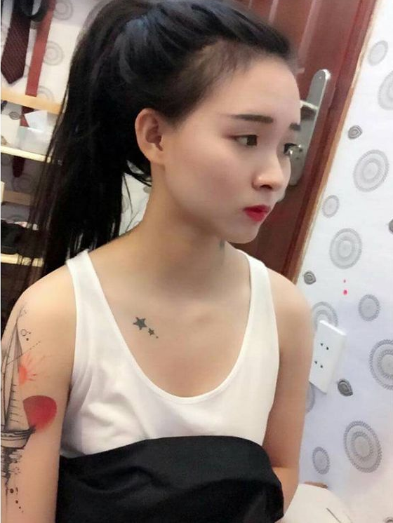 18+ Clip Hứa Vy thời còn chưa les - Bóp vú phê pha đờ người 14 anh nong Hua Vy 1