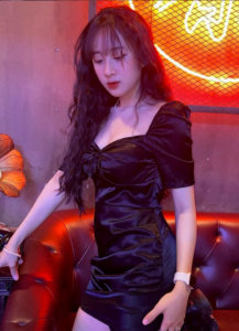 Hot TikToker Cẩm Hồng lộ clip chống dịch tại nhà cực mạnh