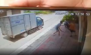 Biến Hà Nội 26/06: Cô gái đi đòi nợ bị tài xế xe tải cehm tới tấp