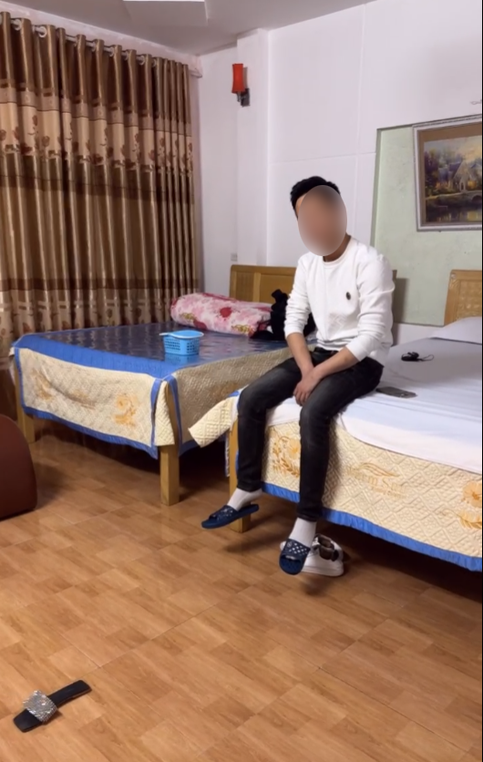 Clip nóng ông chủ shop và 2 em nhân viên sex thường đến bạo dâm tại khách sạn Full 25 clip-sex-chu-shop-bao-dam