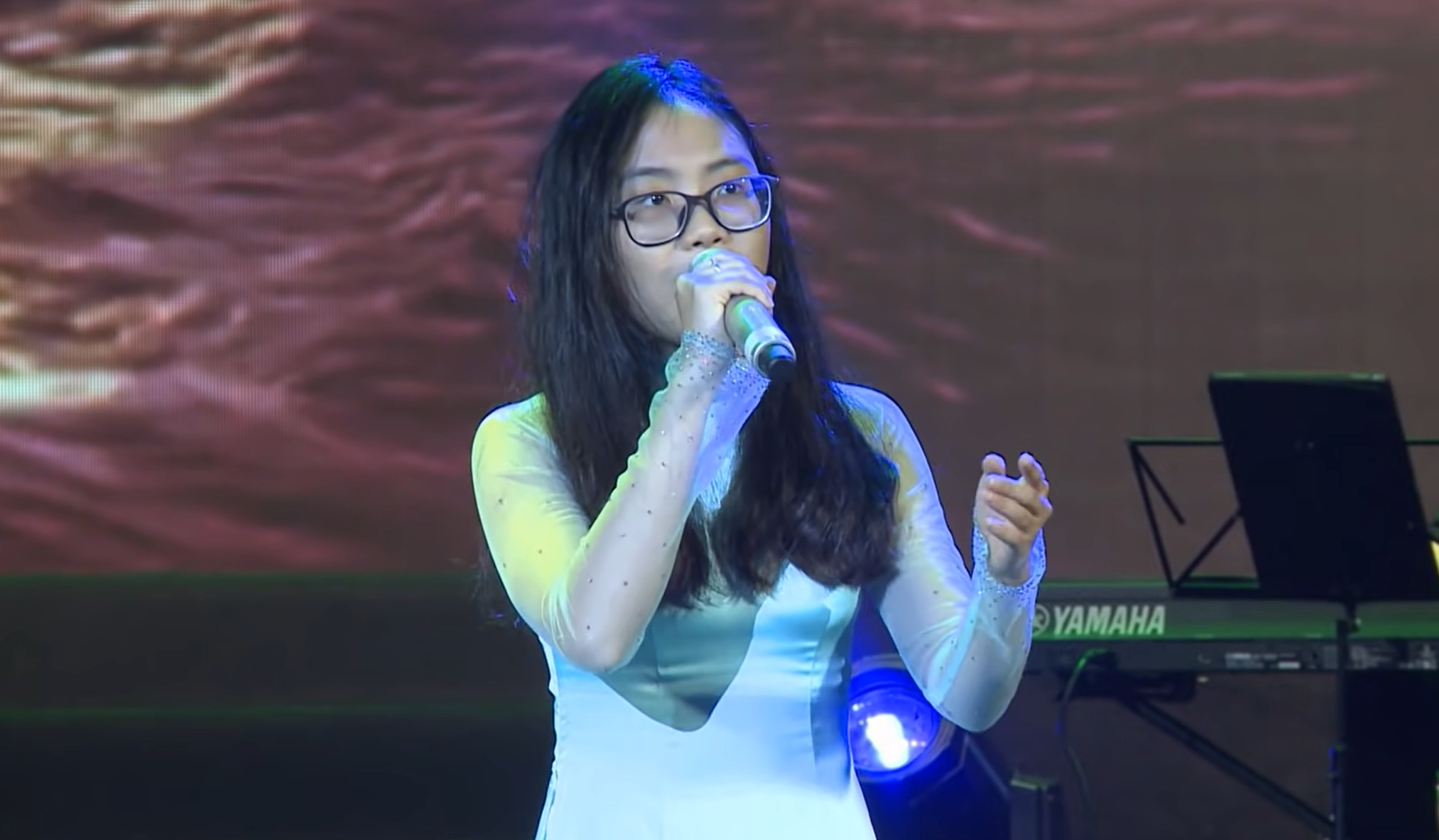 Nóng: Lộ clip kèn sáo tại nhà riêng của chị 7 Phương Mỹ Chi khiến dân tình tối cổ 13 Quê Em Mùa Nước Lũ - Phương Mỹ Chi tại Liveshow Duyên Phận Bolero 2017