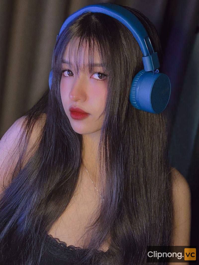 HOT Girl Ngân Baby | Hình Ảnh Sang Chảnh Và Video Show Hàng Tự Sướng 12 Hình ảnh ngân baby với bộ tai nghe màu xanh lục