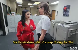 Bố dượng bị cám dỗ bởi con gái và em thư ký riêng